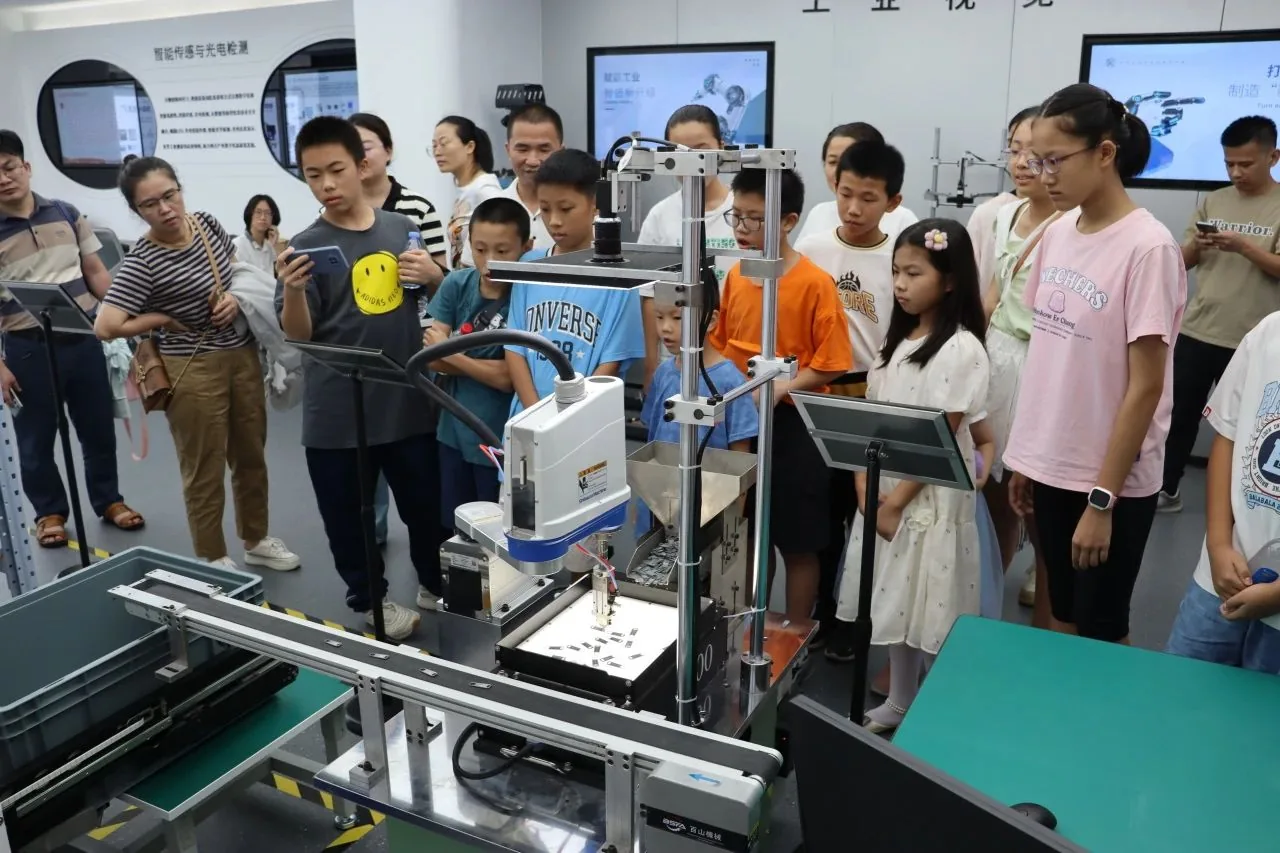 “走进数字世界 体验万物智联”科普开放日活动顺利举办