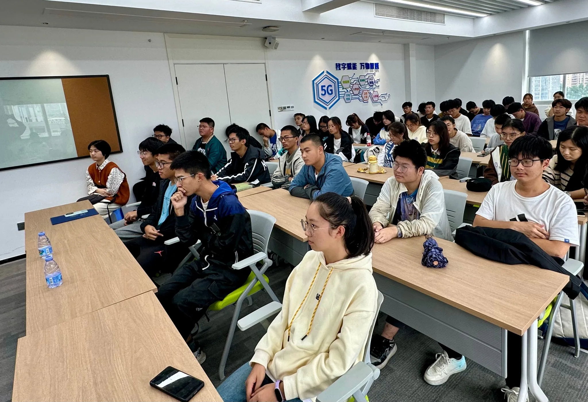 曾焕强院长为2023级本科生讲授“思政第一课” 受聘华侨大学