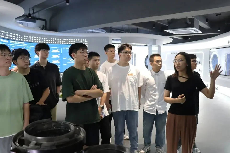 华侨大学工学院2024级研究生走进泉州数字研究院