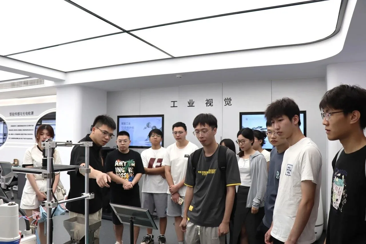 华侨大学工学院2024级研究生走进泉州数字研究院