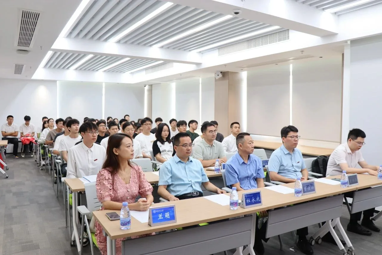 华侨大学工学院2024级研究生走进泉州数字研究院