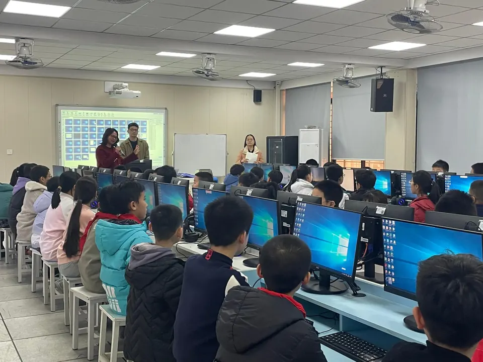 泉州数字研究院与泉州市附属小学共同开设“中小学人工智能课程”