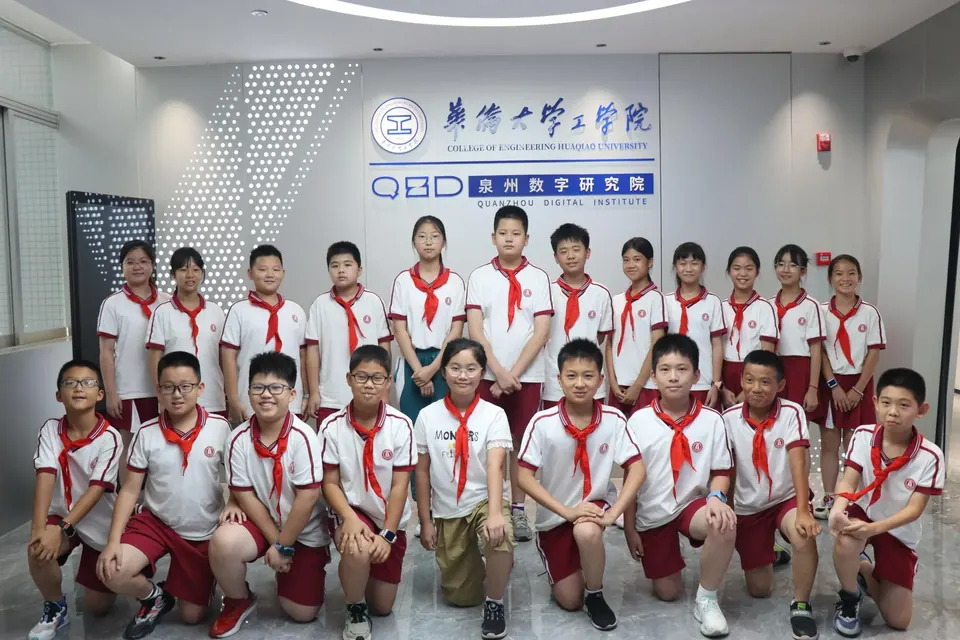 泉州数字研究院科普开放日第二期：师范附小学子解锁“AI换脸”职业启蒙新体验