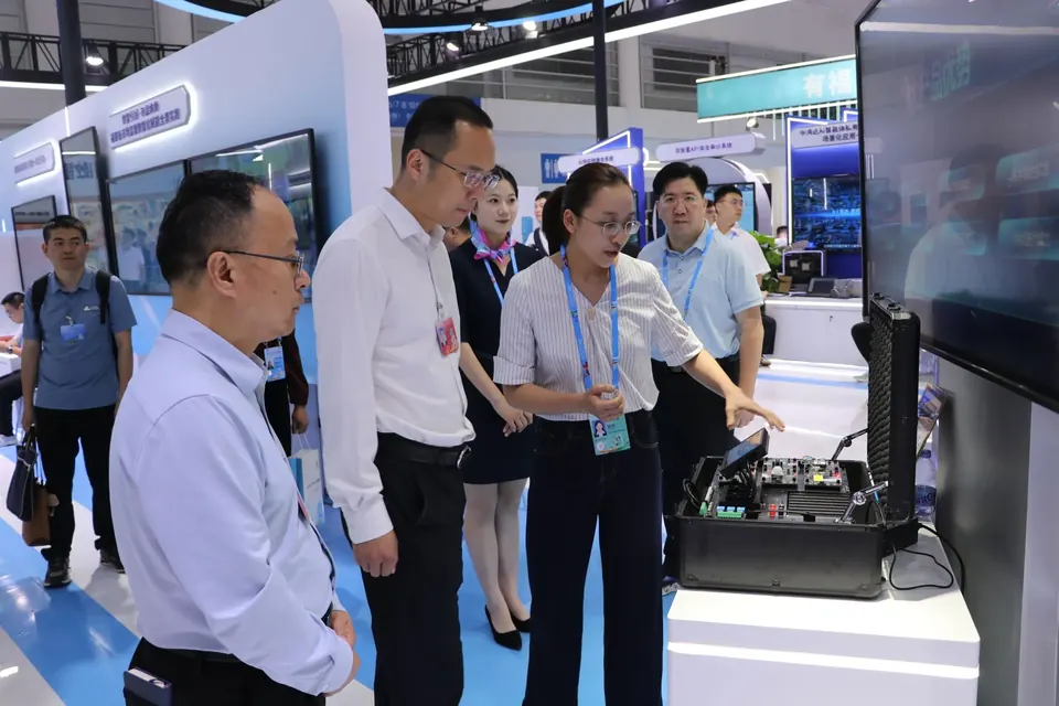 华侨大学工学院面向新工科的“区块链+物联网”全栈式模块化创新平台亮相数字中国峰会