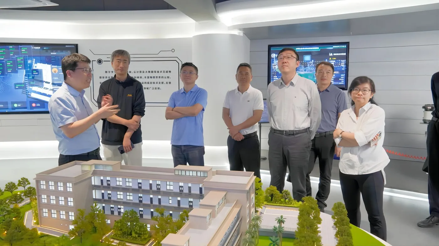 与会专家学者参观华侨大学工学院科技创新中心与泉州数字研究院